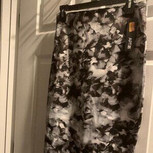 APT 9 Pull on B&W Skirt Size M NWT